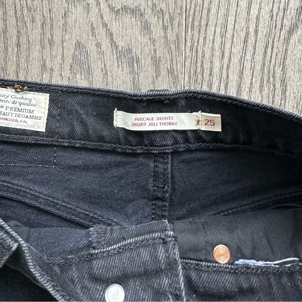 Levi’s Ribcage Shorts - Picture 3 of 3